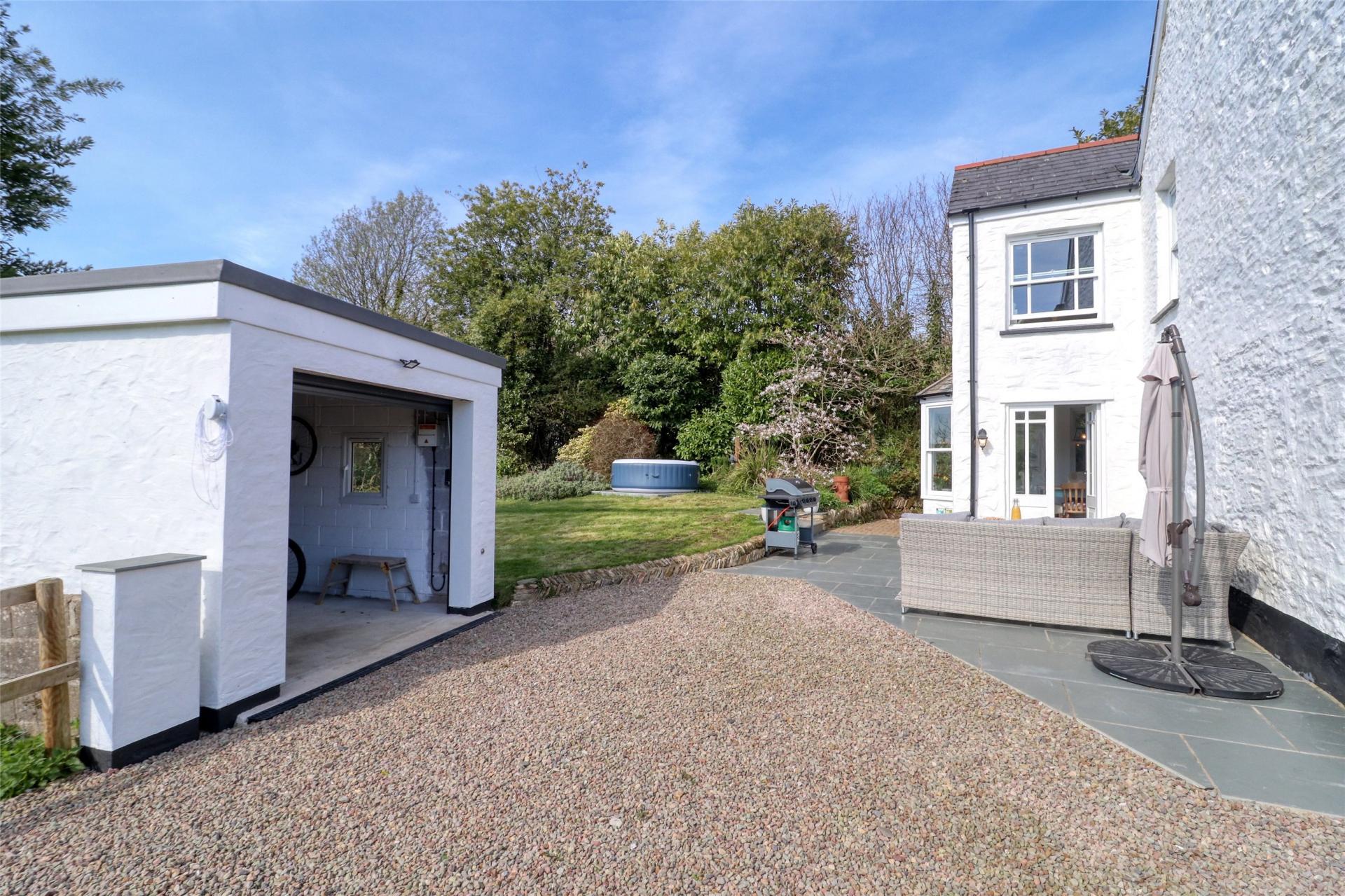 5 bedroom Detached House for sale in