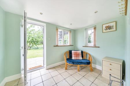 1295211-16-683a00...