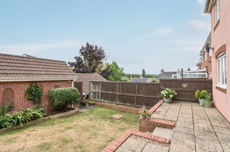 1328720-7-688b405...