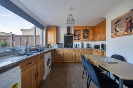 1394803-3-695e618...