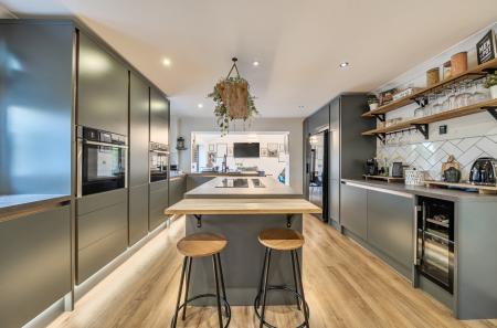 1395710-11-696514...