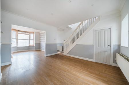 1371104-9-68f62bd...