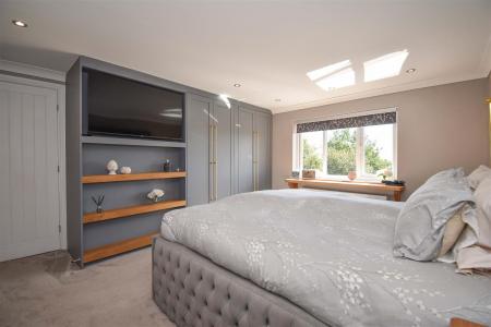 3 Elm Court Bedroom 1 b.jpg