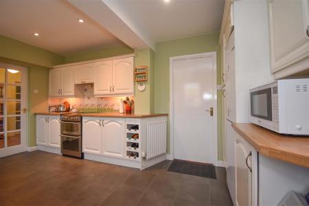 3 Park Close Kitchen c.jpg