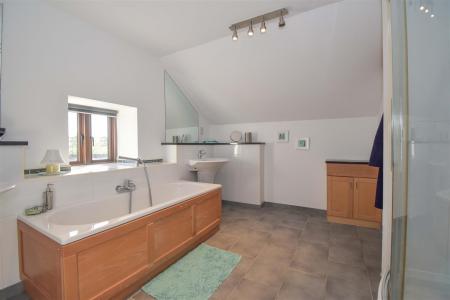 Field House Principal Bedroom En-Suite a.jpg