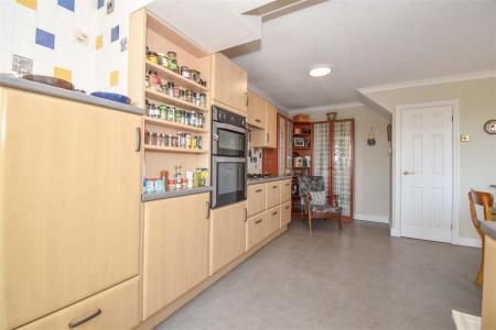 18 Barrowmoor Road Dining Kitchen b.jpg