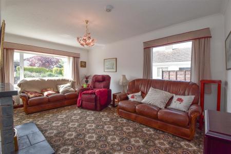 14 Sockbridge Drive Living Room b.jpg