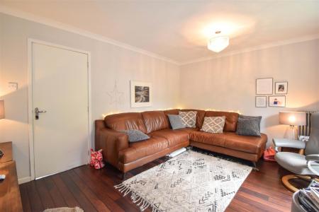 8 Fairybead Park Living Room b.jpg