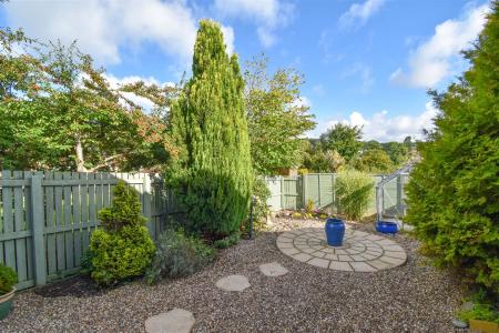 34 Cedar Close Garden e.jpg