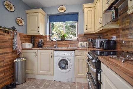 10 Frenchfield Gardens Kitchen b.jpg