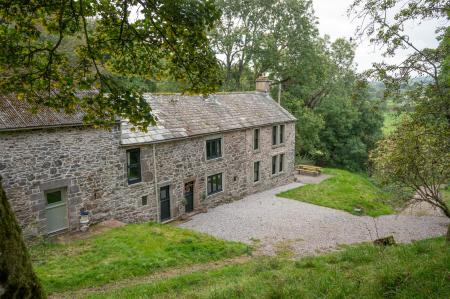 Castlehowe Outside b.jpg