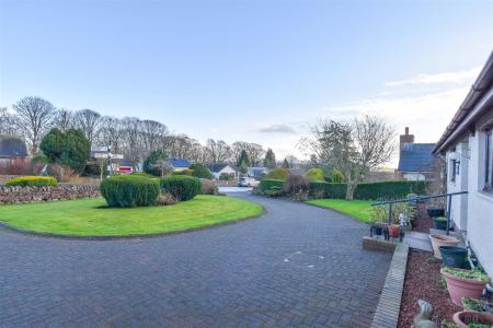 Cumbrae Front Garden b.jpg