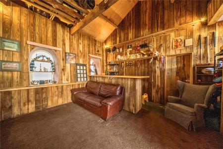 Separate Bar/Den