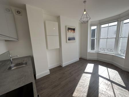 Kitchen / Lounge Area