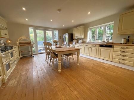 Kitchen/ Dining Room