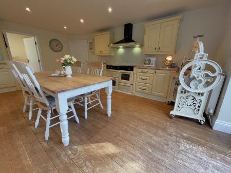 Kitchen/ Dining Room