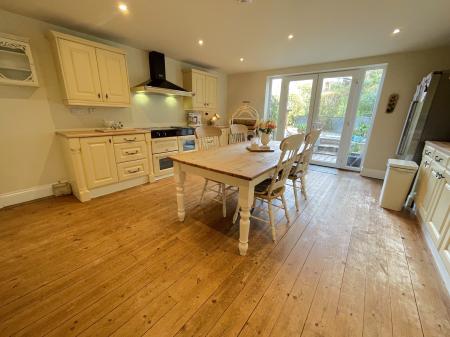 Kitchen/ Dining Room