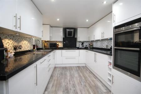 kitchen 2 .JPG