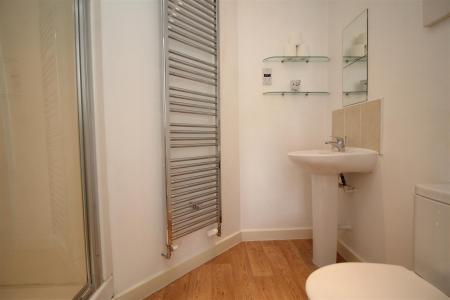 second ensuite .JPG