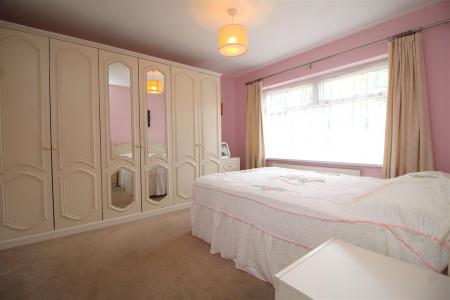 bedroom 1 .JPG
