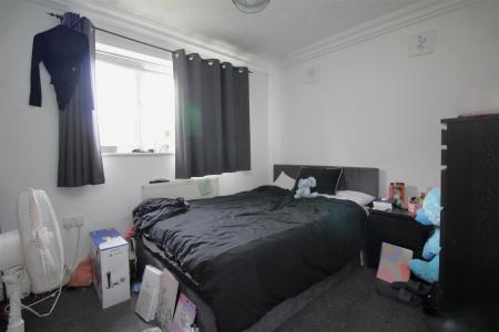 bedroom 1 .JPG