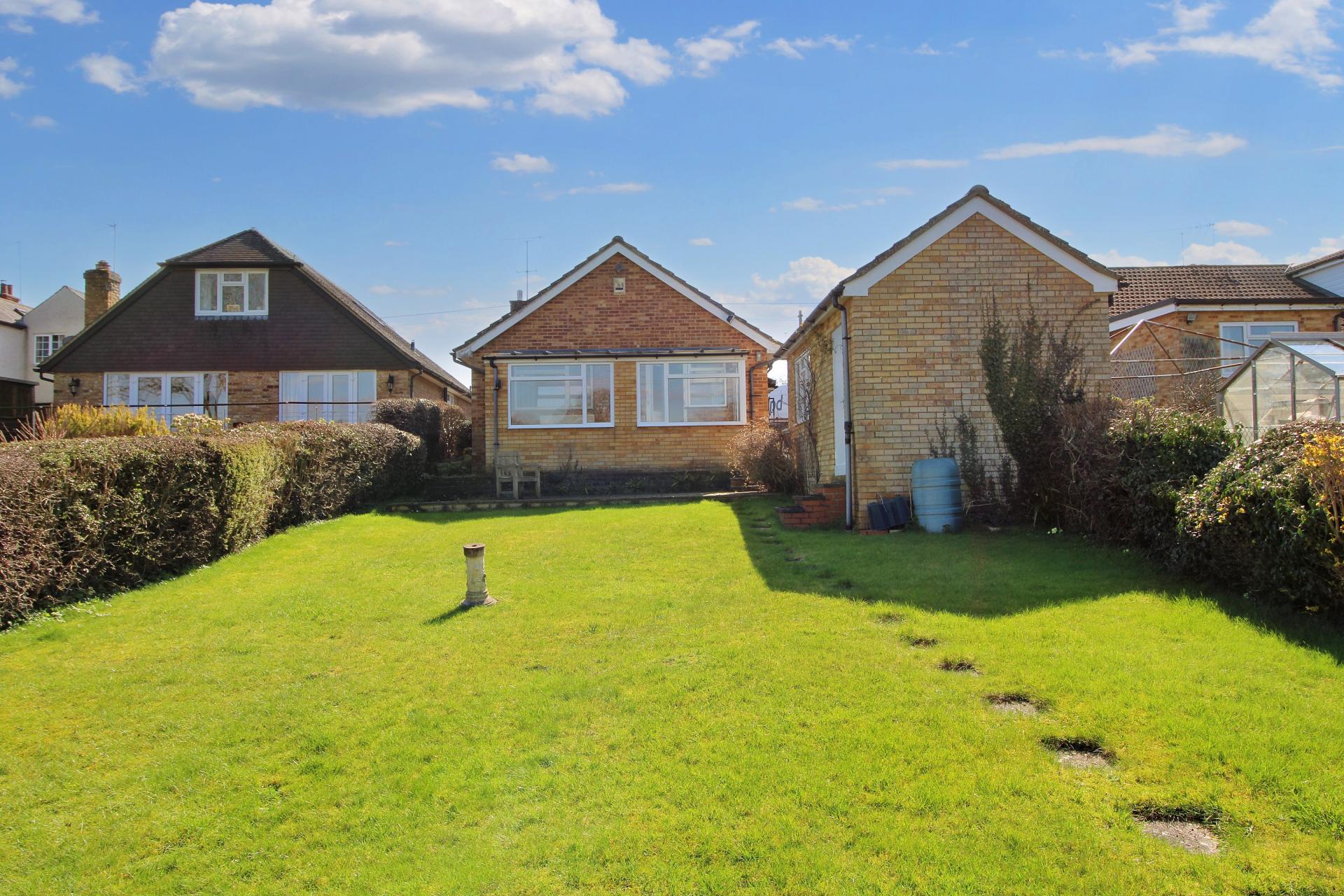 2 bedroom Bungalow for sale in Holmer Green
