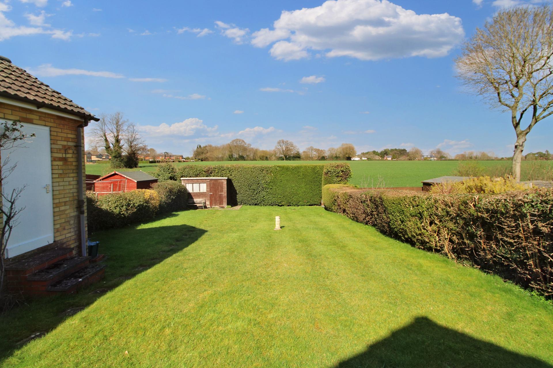 2 bedroom Bungalow for sale in Holmer Green