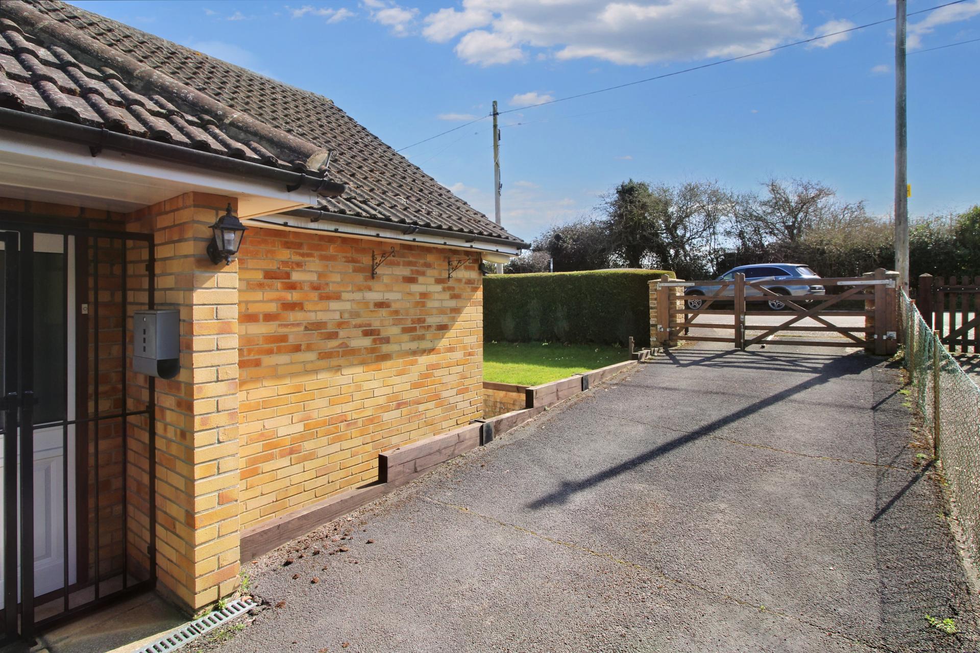 2 bedroom Bungalow for sale in Holmer Green