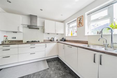 Kitchen/Breakfast Room: