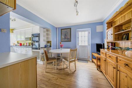 Kitchen/Breakfast Room: