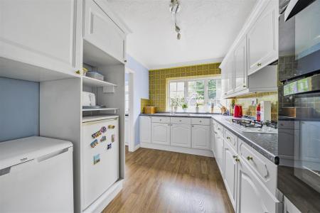 Kitchen/Breakfast Room: