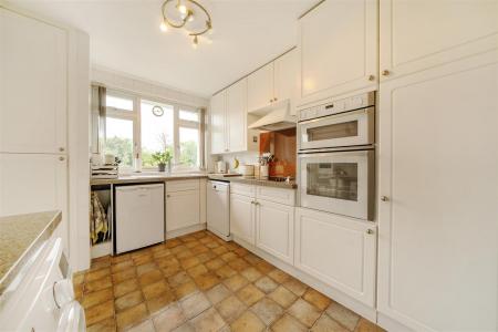 Kitchen/Breakfast Room: