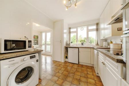 Kitchen/Breakfast Room: