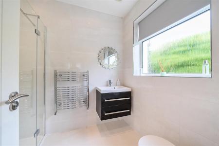 En Suite Shower Room: