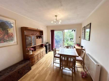 Lounge/Dining Room: