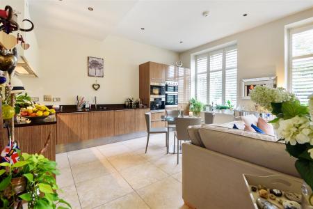 Kitchen/Breakfast Room: