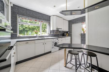 Kitchen/Breakfast Room: