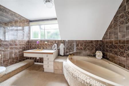 En Suite Bathroom: