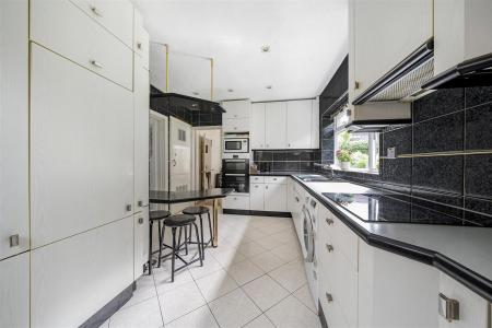 Kitchen/Breakfast Room: