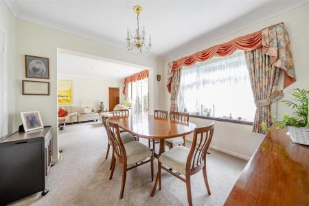 Lounge/Dining Room: