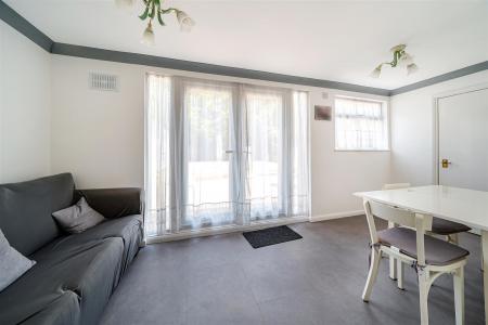 Kitchen/Breakfast Room: