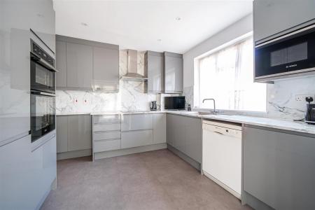 Kitchen/Breakfast Room: