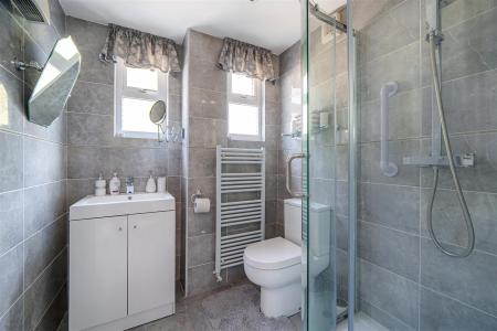 En Suite Shower Room: