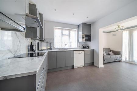 Kitchen/Breakfast Room: