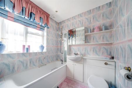 En Suite Bathroom: