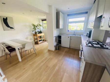 Kitchen/Breakfast Room: