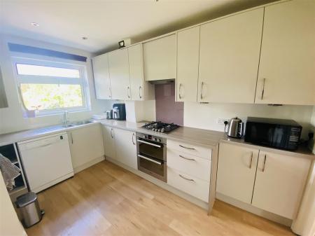 Kitchen/Breakfast Room: