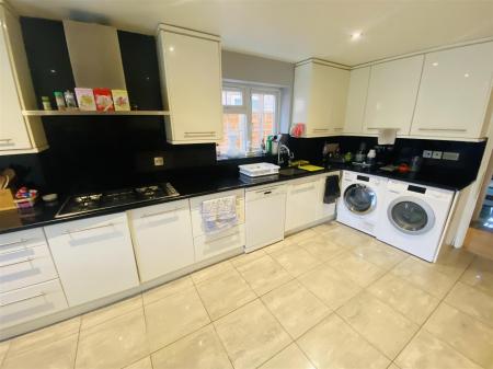 Kitchen/Breakfast Room: