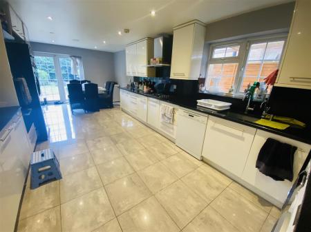 Kitchen/Breakfast Room: