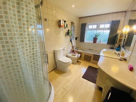 En Suite Bathroom: